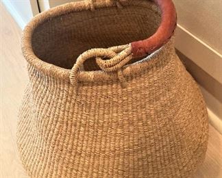 Handsome basket with handle