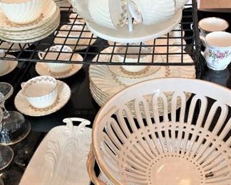 32 miscellaneous pieces of Minton "Gold Chevoit" china