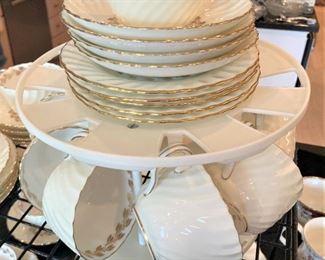 32 miscellaneous pieces of Minton "Gold Chevoit" china