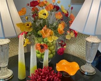 Matching lamps and colorful décor 