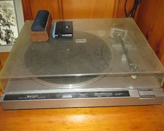 Hitachi turntable, sounds great!