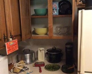 Pyrex yellow & green mixing bowl, vintage aluminum colander