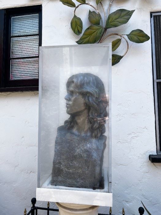 Jim Morrison Bust Purchased to Honor him. Shipped from unknown artist in Europe
Current offer is 6,000 Monday 2pm 