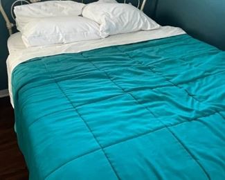 Metal Framed bed Set, vintage for staging in Rob room