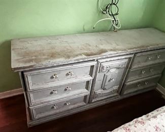 white vintage look table and Drawers, Rob Room