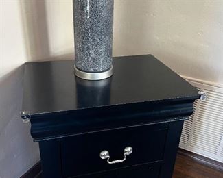 Staging, vase and black side table in Ray room