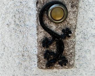 Lizard From the doorbell to residence
