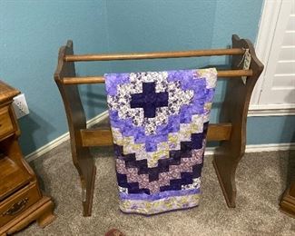quilt rack & nursery size quilt