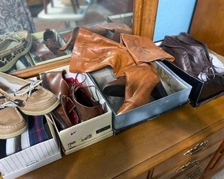 Vintage boots, nice like new womens shoes - size 8.5