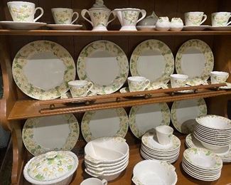 Franciscan Poppy Trail Sculptured Daisy dish set. Some of the pieces show some wear but overall I’m very nice condition. 