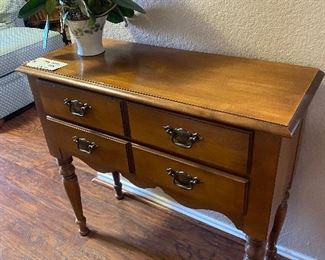 Nice little skinny Ethan Allen accent table. 