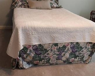 Beautiful Queen Size Bed Covers Quilt 2 Pillow Shams Bedskirt Accent Pillow