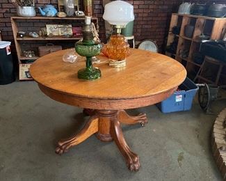 Claw foot oak with leafs