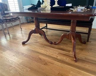 Double pedestal dining table with 2 leaves and pads