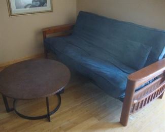Futon, round copper-top table