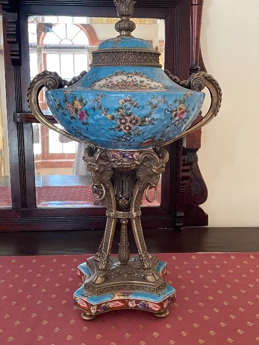 Newtown CT Estate Sale Jewelry Furniture... starts on 9/16/2022