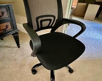 121. Black Mesh Desk Chair