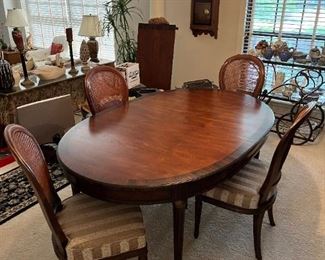 Henredon Dining Table w/6 chairs. 3 leafs extend to 11'. Excellent Condition!