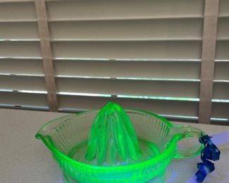 Vintage uranium vaseline glass juicer