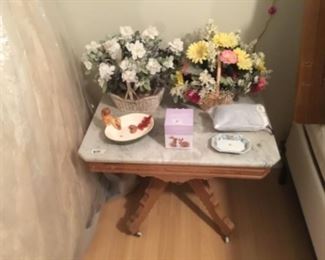 Bedroom - table with marble top - decor