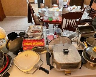 Kitchen stuff including some Pyrex pieces. 