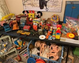 Lots of vintage toys 