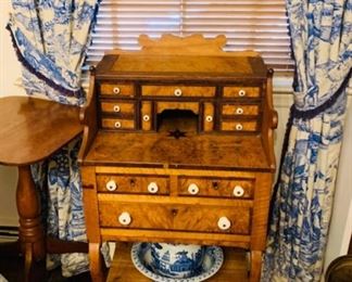 Birds eye small desk