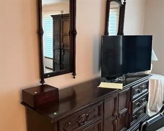 Henredon Dresser; 2 mirrors