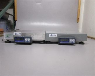 LOT OF 2 METTLER TOLEDO SCALES (ONE SCALE HAS 1 BOTTOM FOOT MISSING)