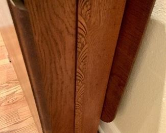 Detail: drop leaf oak table transitional deco / nouveau