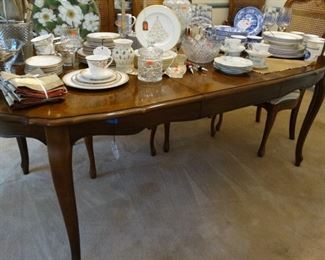 Thomasville Dining Table and 6 Chairs