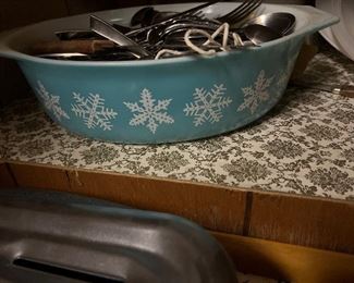 Snowflake 2.5 quart casserole with lid 
