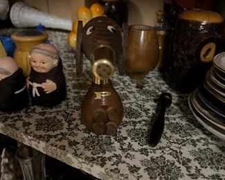 Assortment of vintage kitchen 