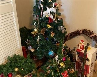 B009 Decorated Christmas Trees Wreaths