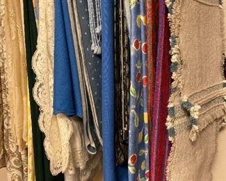 BR126 Table Runners And Table Clothes