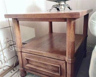Drexel single drawer end table 21 x 21 x 26 in