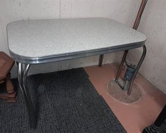 Mid century modern Formica top dining table 30 x 48 x 30 in