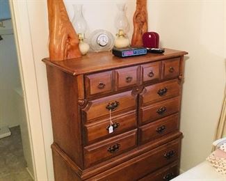 Chest of drawers, lamps