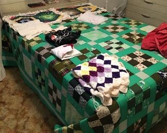 Full size bed, quilt
