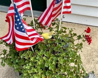 YARD ART, BOX PLANTER W/GERANIUMS
