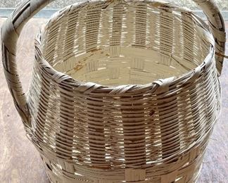 LARGE BASKET W/HANDLE