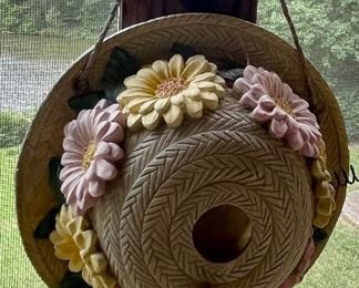 BONNET BIRDHOUSE
