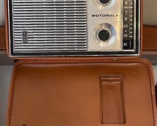 VINTAGE MOTOROLA TRANSISTER RADIO W/CASE