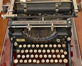 ANTIQUE UNDERWOOD TYPEWRITER