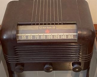 ANTIQUE RCA VICTOR TABLE RADIO