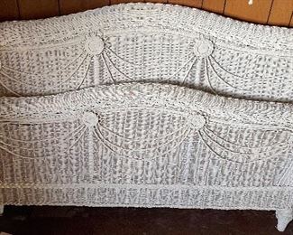BEAUTIFUL VINTAGE QUEEN WICKER BED W/RAILS