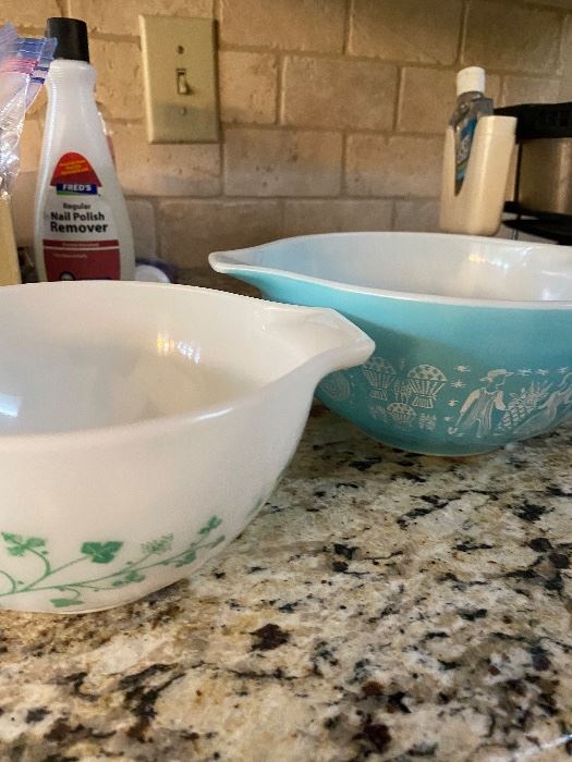 Gorgeous Pyrex. 