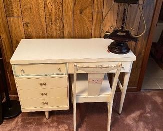 Mid century dainty desk.