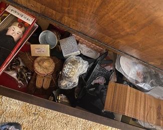 Lots of tiny Chinese 装饰品摆设. 