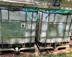 Water tanks, large capacity, 1650 kg, on pallets